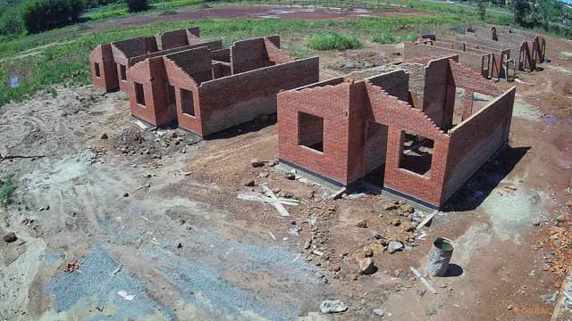 Paredes de las viviendas levantadas el 17 de octubre
